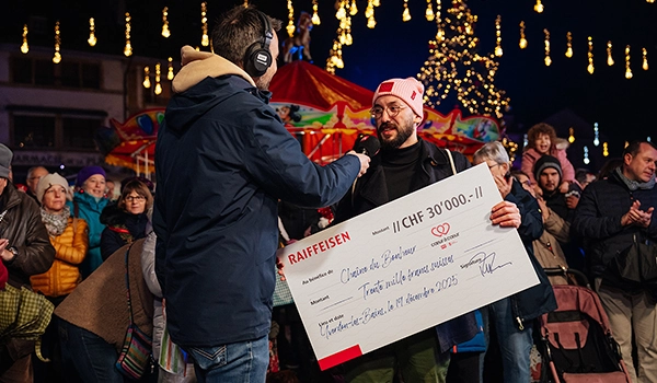 Reportage photo par Speetch à Yverdon-les-Bains : remise d'un chèque de 30'000 CHF par la Raiffeisen pour l'opération caritative Cœur à Cœur en Suisse romande.